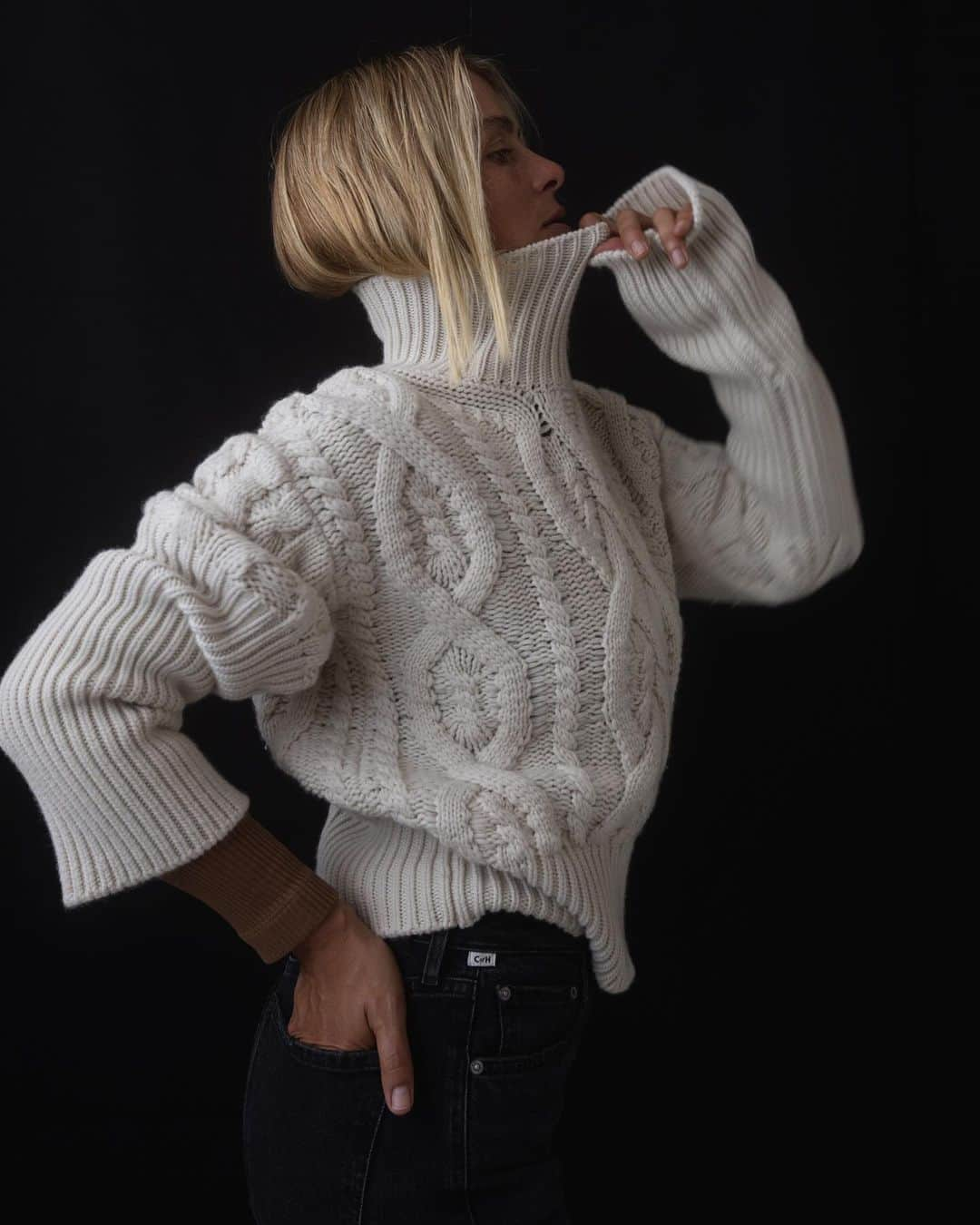 さんのインスタグラム写真 - (Instagram)「Knitted with chunky cable ties, the ultra-luxe Zola Turtleneck is a timeless piece you’ll wear year after year.」12月3日 3時12分 - citizensofhumanity