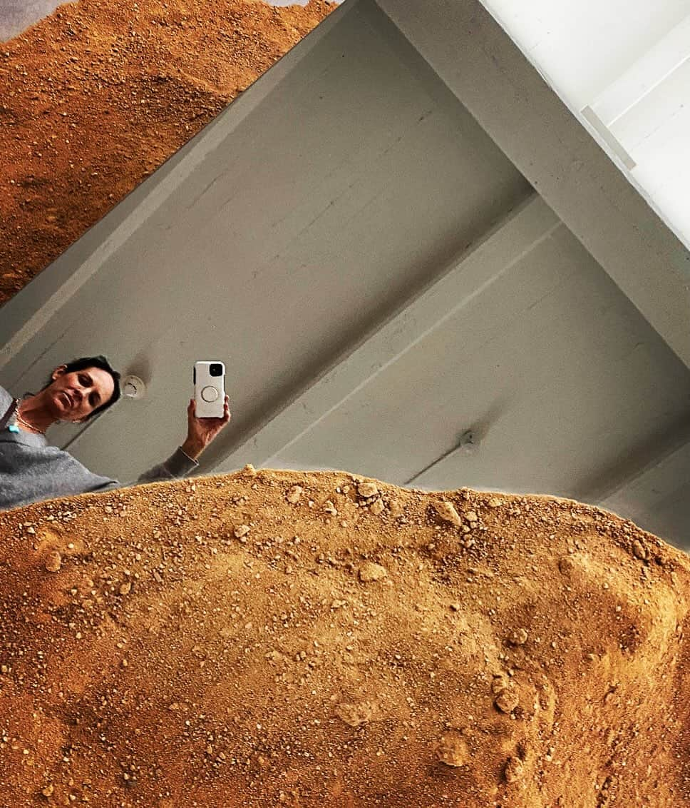 アナベス・ギッシュのインスタグラム：「Self Portrait (aka selfie) in Leaning Mirror, Robert Smithson, sand and glass @diabeaconny Thnx @davidsmorehouse 😍」