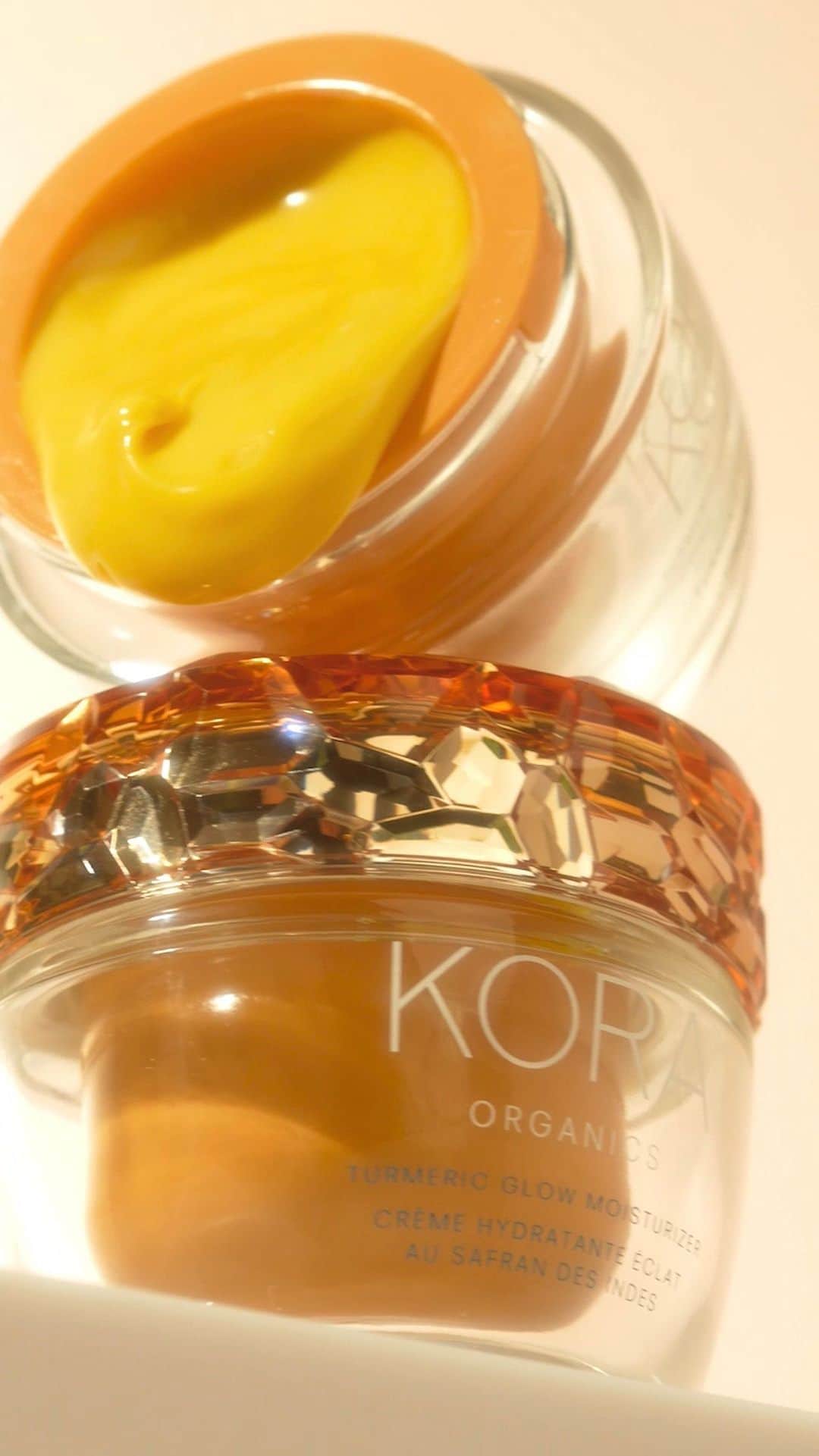 KORA Organicsのインスタグラム：「Turmeric Glow Moisturizer delivers ultra-nourishing hydration, visibly firming + plumping the skin, while leaving behind a radiant glow 💧✨  💛 Rich, creamy texture is especially recommended for nighttime + colder weather 💛 Turmeric + nutrient rich oils help minimize hyperpigmentation, fine lines & wrinkles  💛 Replenish with refill pods to help reduce waste」