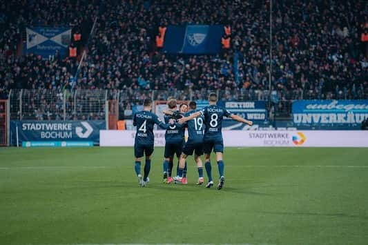 クリスチャン・ガンボアさんのインスタグラム写真 - (クリスチャン・ガンボアInstagram)「This Team 🙌🏽🙌🏽 ➕3️⃣ 💙🤍 #heimsieg #vflbochum #bundesliga」12月3日 3時25分 - crisgam89