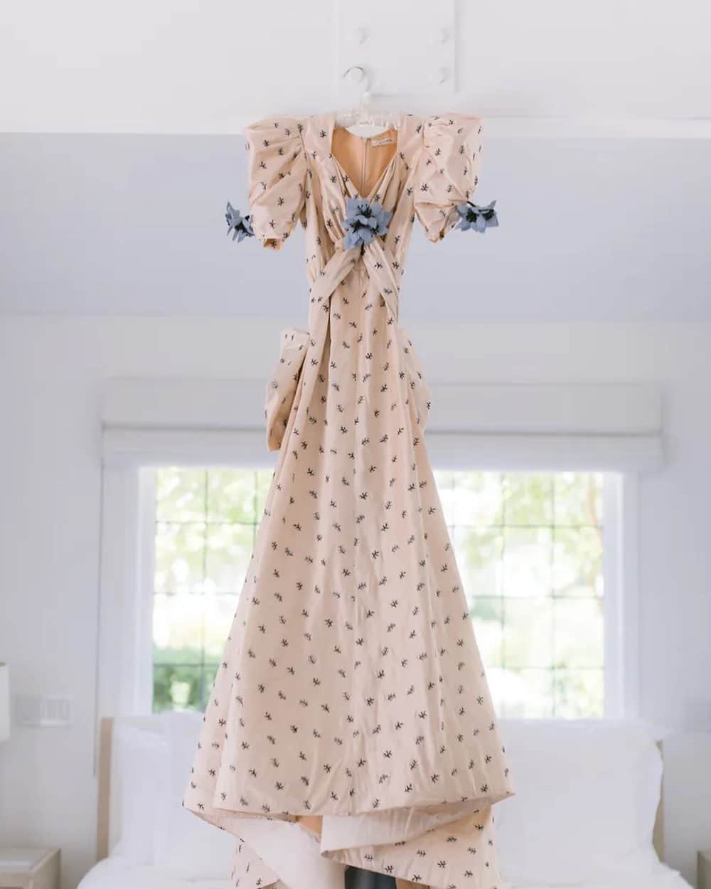 ロダルテのインスタグラム：「Jamie Iovine and @meredithrothman nuptials as featured in @voguemagazine. Details of Meredith’s Rodarte Embroidered Silk Gown before the ceremony.  Ph: @abbyandlauren   #rodarte #bridal #wedding」