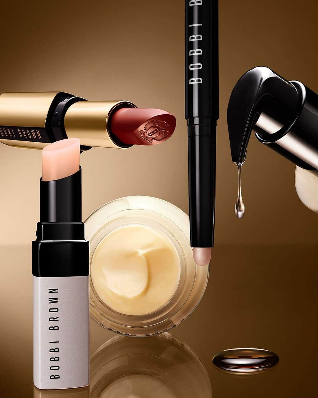 ボビイブラウンのインスタグラム：「Our Artists’ holiday must-haves. Elevate your beauty routine this season with these can’t-live-without essentials.  FESTIVE FAVORITES: • Extra Lip Tint in Bare Pink: “It feels amazing and adds a light wash of pink to lips.” @cygmakeup, Global Pro Artist • Luxe Lipstick in Claret: “These are fan favorites thanks to their wearability.” @makeup.marc, Global Pro Artist • Vitamin Enriched Face Base: “It’s a makeup essential in my kit.” @carolagmakeup, Artist in Residence • Long-Wear Cream Shadow Stick in Golden Pink: “I love that they are so blendable.” @kingmalimagic, Artist in Residence • Soothing Cleansing Oil: “This is a beautiful skin ritual for me.” @hannahmurray1, Global Artistic Director  #BobbiBrown #HolidayBeauty #Makeup #Skincare #Beauty」