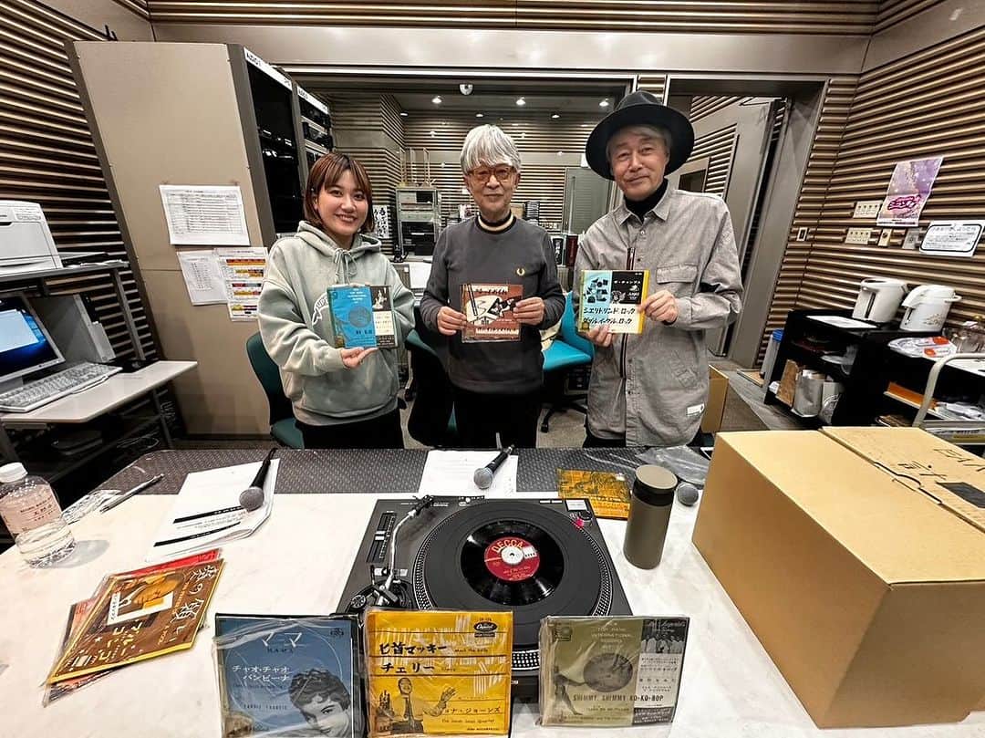 深町健二郎のインスタグラム：「Got Many Tunes 2.Dec.2023🎶  Fukamachi Tunesでは、12月に入ったのでクリスマスソング特集。ここでも今年を象徴するような追悼から。シェインのポーグス"Fairytale of New York"、イギリス、アイルランドでは毎年クリスマスに流れる曲。そしてシェインはクリスマス生まれ。Rest in Peace.   イギリス繋がりで、チャリティーソングBAND AID"Do They Know It's Christmas"〜マイフェイバリットなDiana Ross & The Supremes"White Christmas"〜Mariah Carey、じゃない方のクリスマスソングの4曲🎶  今月は、Dig Dig Recordsスペシャルということでレジェンドディガー、コモエスタ八重樫さんをお迎えしました。八重樫さんの登場を待っていた60'sの箱たちの封印が、半世紀ぶりに解かれました。  レジェンドでさえ初見の7inchが、ザックザク出て来ます。タムレ〜エキゾ〜ポップスと言えば、小倉出身の中尾ミエさんが、レスリー・ゴーアの"涙のバースデイ・パーティー"歌いよっちゃ！  レジェンドの興奮が止まらない盤が続出する中で、益々引きは強くなる一方。  クリフ・リチャードはDigではお馴染みながら"ダイナマイト"は別格。そしてDig初のバディ・ホリイ❗️(ーとは伸ばさないクレジット)ちなみにこの日本盤いくらするんやろう？w  "カンサス・シティ"のオリジナル原盤は出て来るし、まさかのオシャレな虫声も、初針ながらもう勢いは止まらない無双状態😵  インペリアルズもチャンプスもいいし、レイ・ジョンソン"ブルー・コンゴ"はお持ち帰りしたいレベル😍  あ、今回は'60〜'63あたりの箱です。2箱同時に開けてます。ダメ押し的に、ジョナ・ジョーンズ"Mack The Knife"は、数あるカバーの中でも最高！  初モノも多かった今回のDigは、改めて八重樫さんのレコード愛、抜群の嗅覚をライブで楽しませて頂きました🤩」