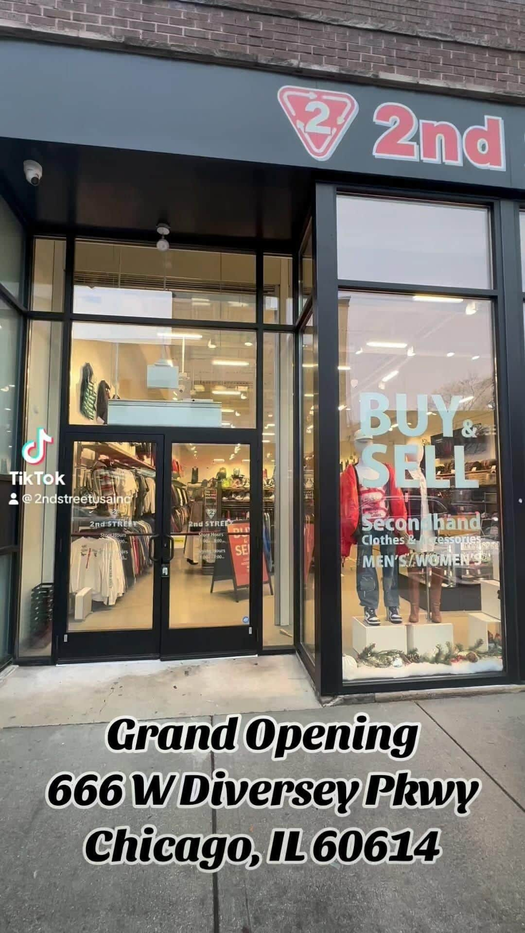 2nd STREET USAのインスタグラム：「Our Lincoln Park store in Chicago is finally OPEN!! ⭐️   #2ndstreetusa #fyp #fashion #secondhand #chicago」