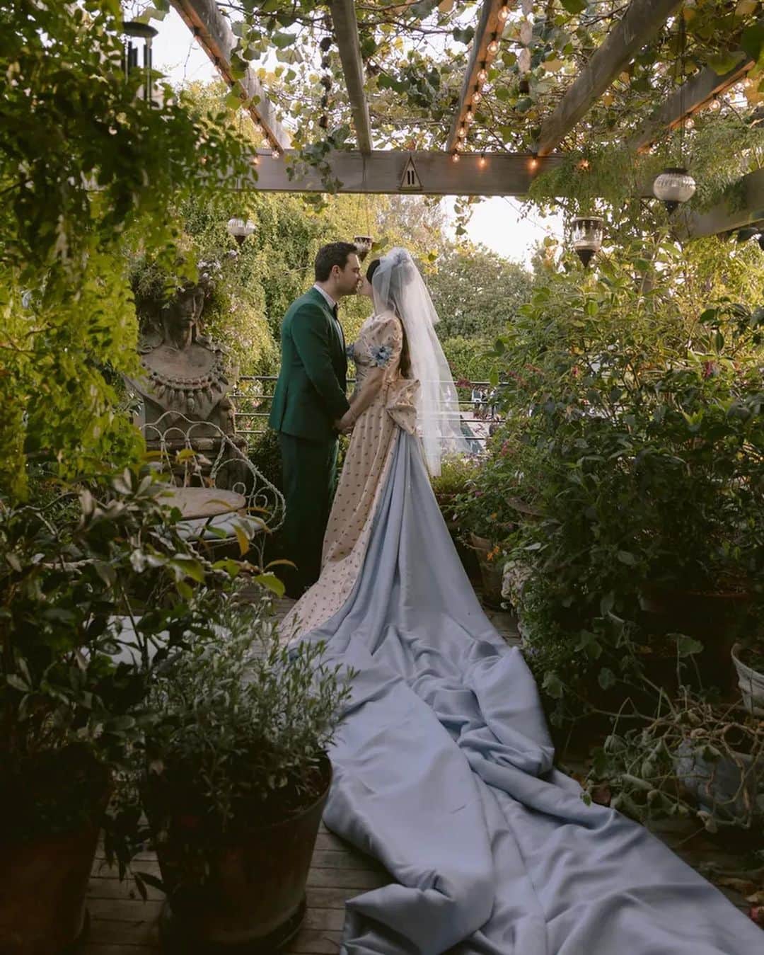 ロダルテのインスタグラム：「Jamie Iovine and @meredithrothman’s  nuptials as featured in @voguemagazine. Meredith wears  Rodarte’s FW20 Finale Gown for her Dracula themed wedding.   Ph: @abbyandlauren   #rodarte #bridal #wedding」