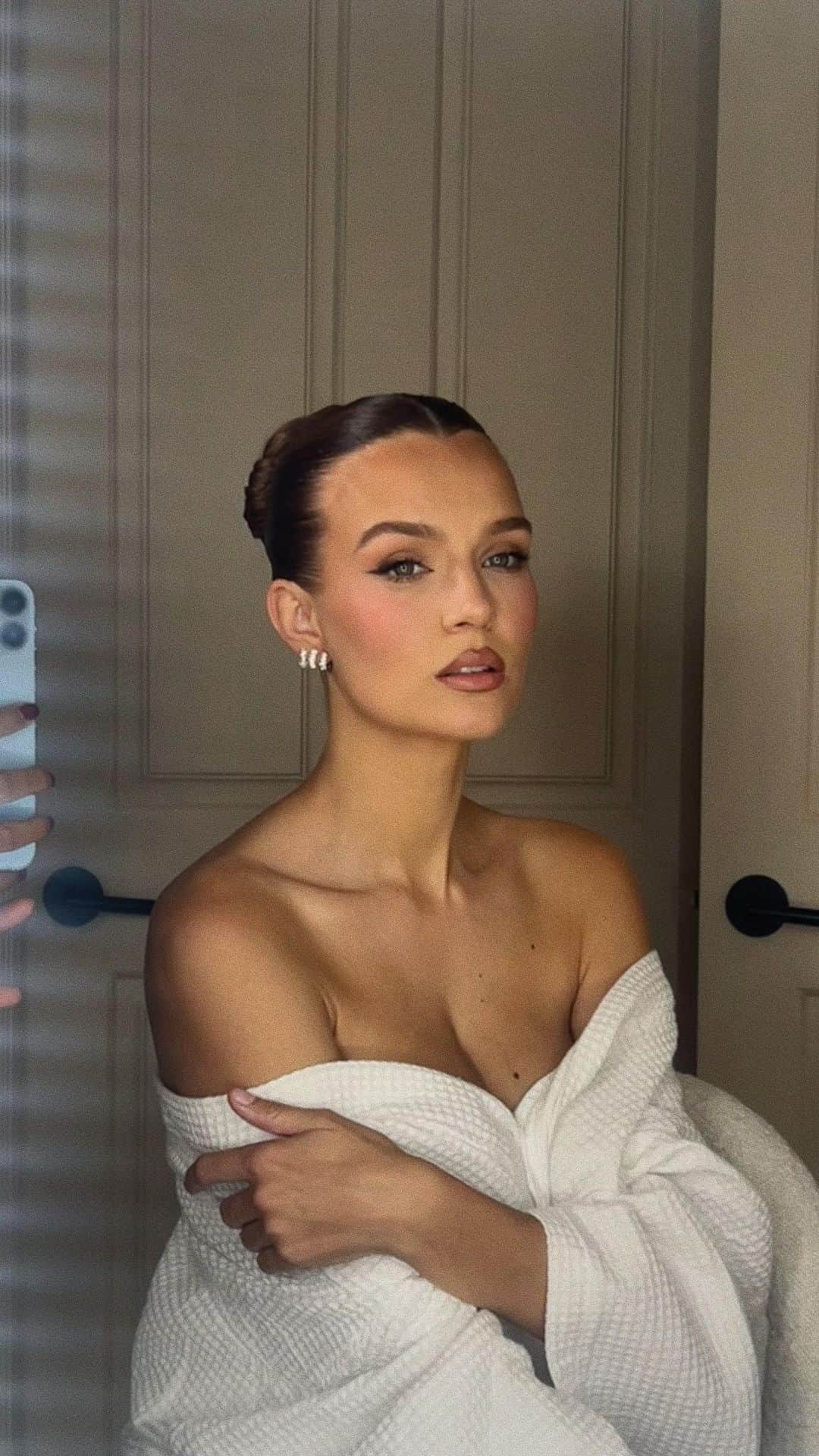 ジョセフィン・スクリヴァーのインスタグラム：「Back on my glam 💎」