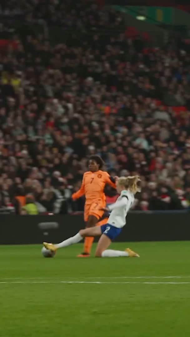 マンチェスター・シティFCのインスタグラム：「The perfect @esme.morgan slide tackle on repeat. 🔁」