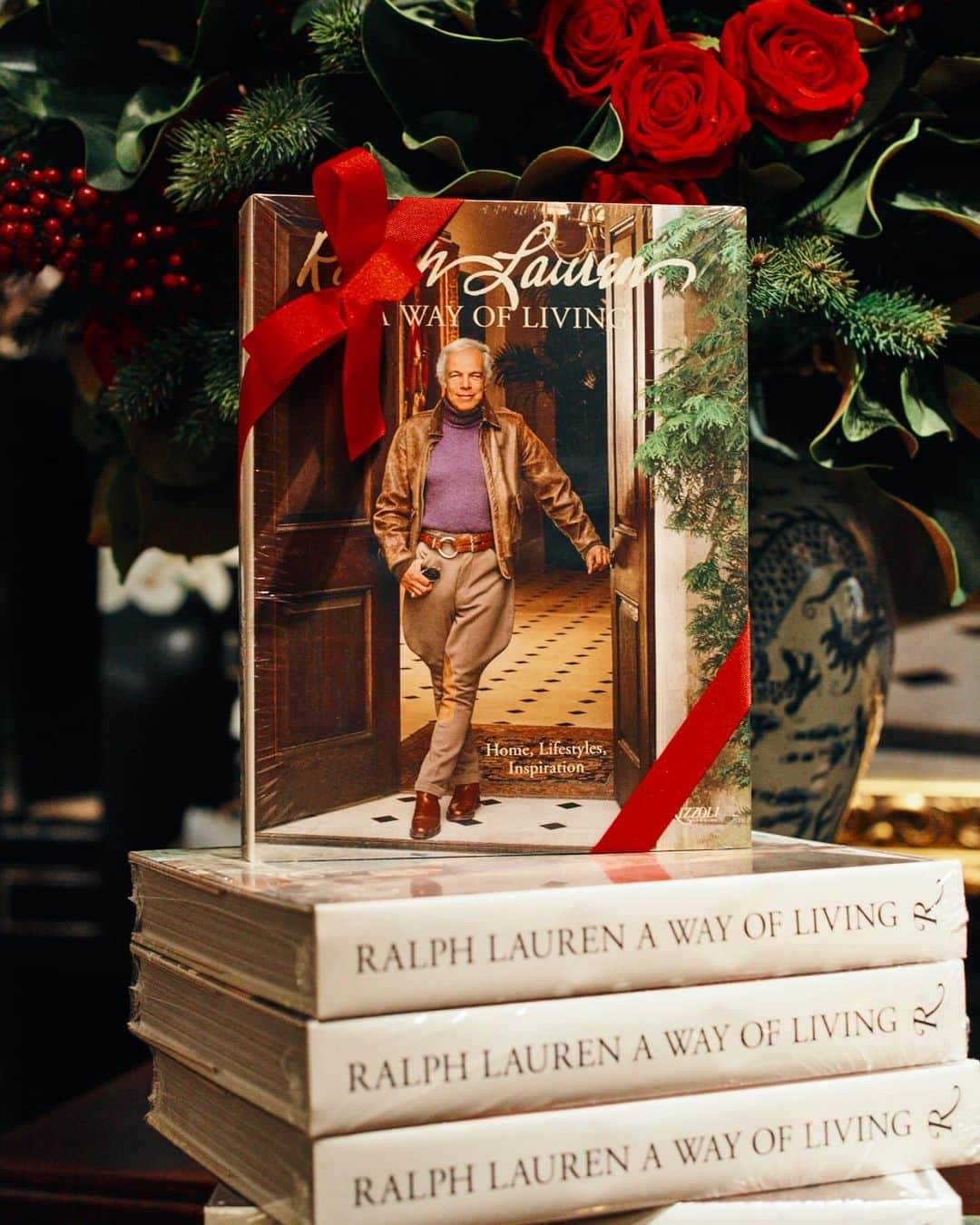 Polo Ralph Laurenさんのインスタグラム写真 - (Polo Ralph LaurenInstagram)「An evening on New Bond Street with #RalphLauren celebrating the publication “Ralph Lauren: A Way of Living.”  This season, our beloved Ralph Lauren Giving Tree returned for the second year at our London flagship. Guests such as #MaryCharteris, #DoinaCiobanu, #GianlucaLongo, #PippaBennettWarner, #MaximilianHurd, and more had the opportunity to make a donation to The Royal Marsden Cancer Charity, and dedicate a personalized star ornament in honor of someone special.  #PoloRalphLauren #RLHoliday #RLAWayOfLiving」12月3日 3時59分 - poloralphlauren