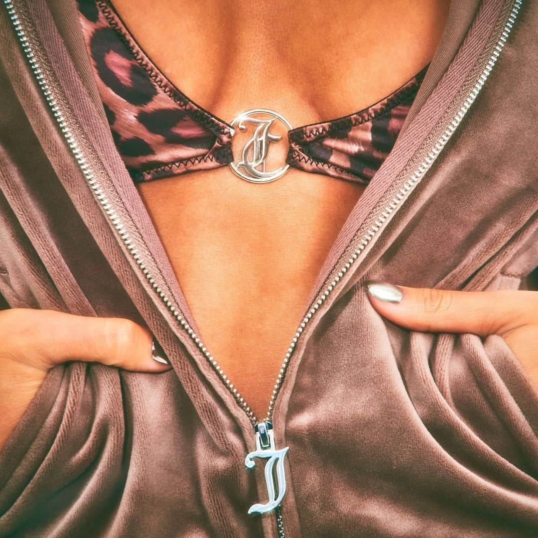 ジューシークチュールさんのインスタグラム写真 - (ジューシークチュールInstagram)「It'll always be the J zipper for us #JuicyCouture」12月3日 4時00分 - juicycouture