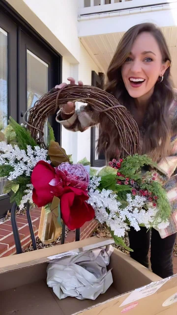 ローラ・オスのインスタグラム：「Thanks to @the_sweetest_grace, I still have the #bestdoorintheneighborhood! Handmade with love, these custom wreaths can deck the door in any season… but they’re especially festive at Christmas! 🧣🎄🎁 Thank you for this beautiful new holiday hoop, TSG!」