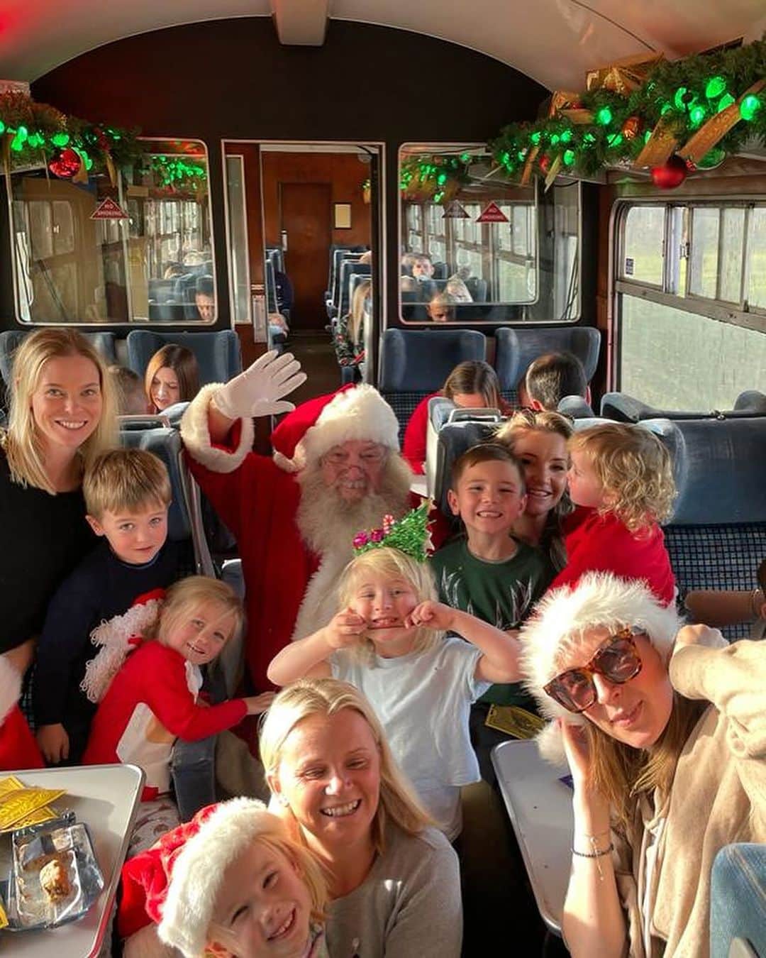ヘレン・スケルトンさんのインスタグラム写真 - (ヘレン・スケルトンInstagram)「Sparkle season ……the season of unrealistic (photographic) expectations….. ps I had a wonderful  childhood only ever saw Santa at playgroup, pretty sure my brother didn’t get new suits for family gatherings and I don’t even think my folks had a camera … just saying 😜🤯😜🥰 #festive #christmas #grateful #chaos」12月3日 4時01分 - helenskelton