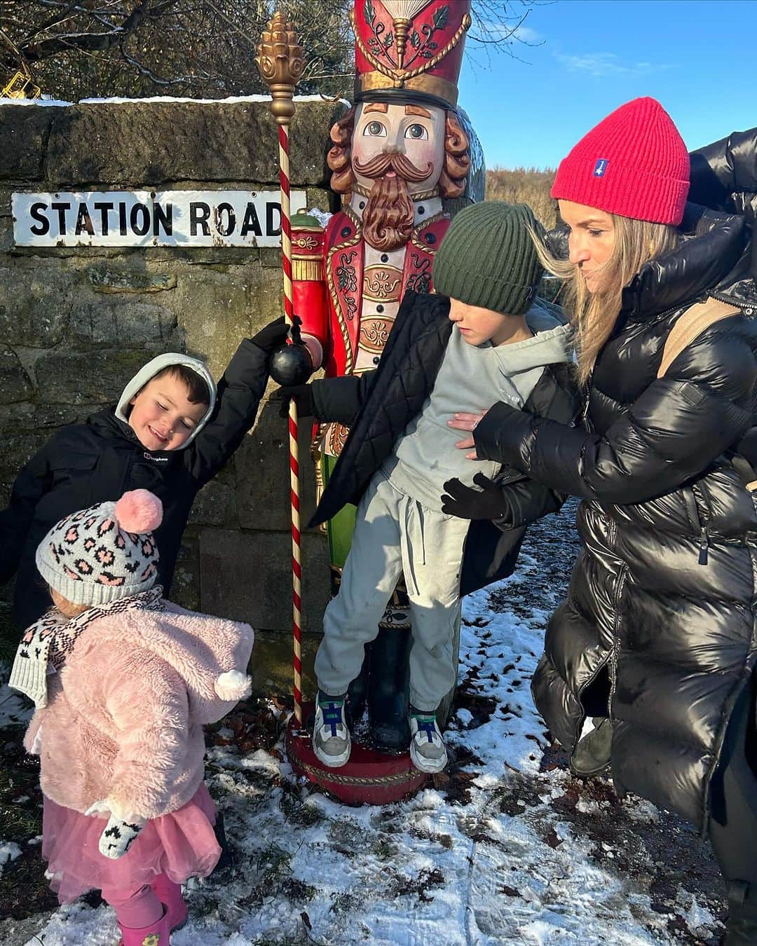 ヘレン・スケルトンさんのインスタグラム写真 - (ヘレン・スケルトンInstagram)「Sparkle season ……the season of unrealistic (photographic) expectations….. ps I had a wonderful  childhood only ever saw Santa at playgroup, pretty sure my brother didn’t get new suits for family gatherings and I don’t even think my folks had a camera … just saying 😜🤯😜🥰 #festive #christmas #grateful #chaos」12月3日 4時01分 - helenskelton