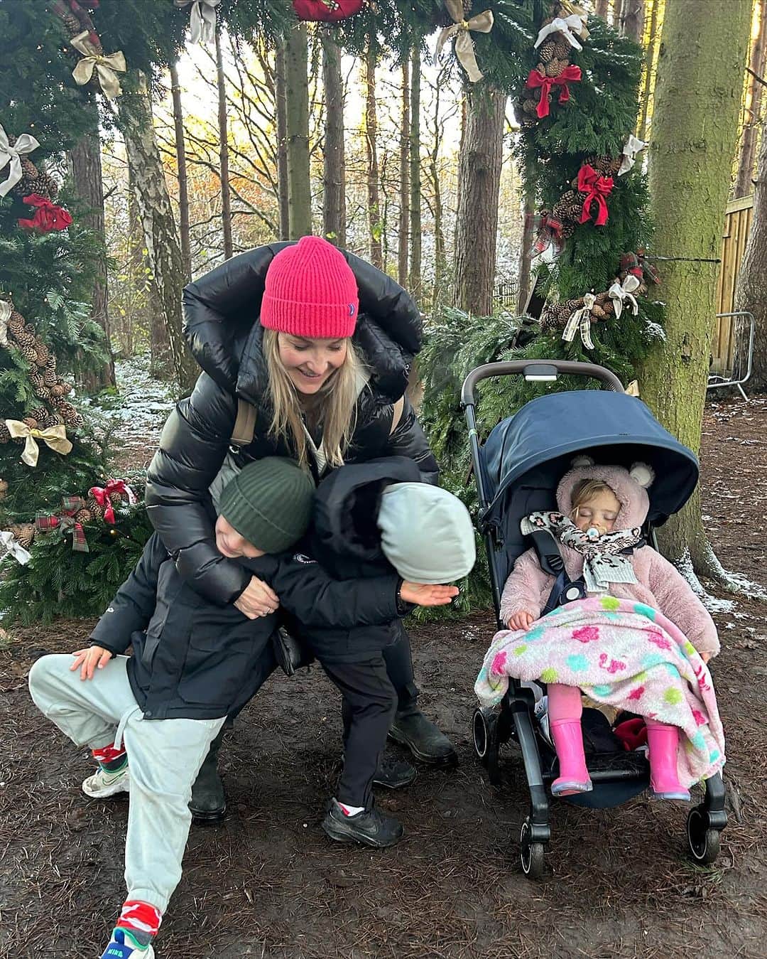 ヘレン・スケルトンさんのインスタグラム写真 - (ヘレン・スケルトンInstagram)「Sparkle season ……the season of unrealistic (photographic) expectations….. ps I had a wonderful  childhood only ever saw Santa at playgroup, pretty sure my brother didn’t get new suits for family gatherings and I don’t even think my folks had a camera … just saying 😜🤯😜🥰 #festive #christmas #grateful #chaos」12月3日 4時01分 - helenskelton