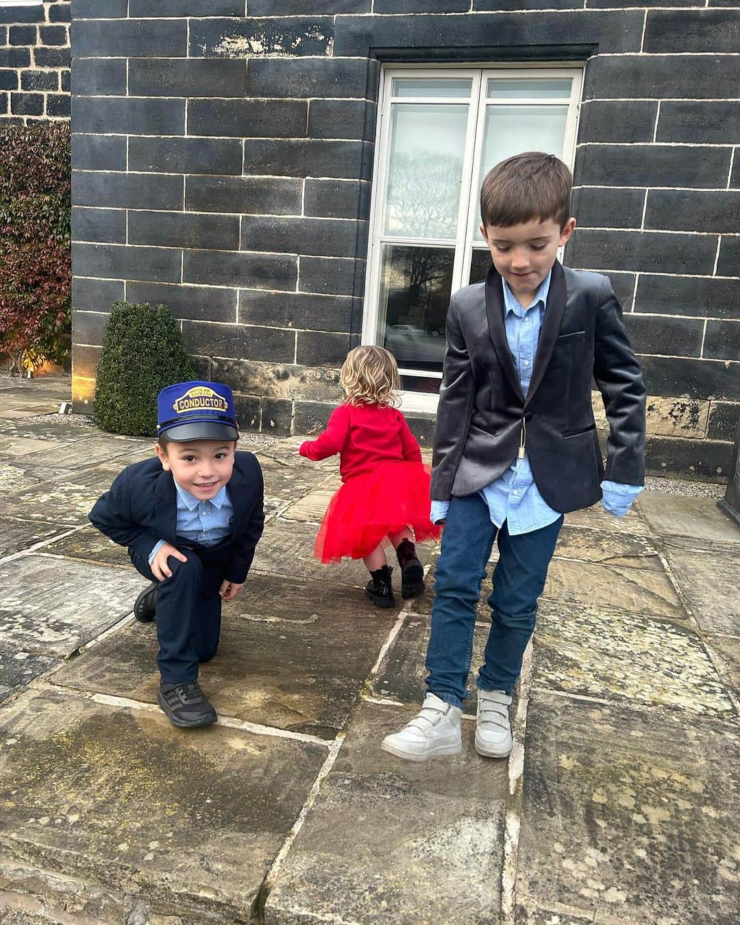 ヘレン・スケルトンさんのインスタグラム写真 - (ヘレン・スケルトンInstagram)「Sparkle season ……the season of unrealistic (photographic) expectations….. ps I had a wonderful  childhood only ever saw Santa at playgroup, pretty sure my brother didn’t get new suits for family gatherings and I don’t even think my folks had a camera … just saying 😜🤯😜🥰 #festive #christmas #grateful #chaos」12月3日 4時01分 - helenskelton