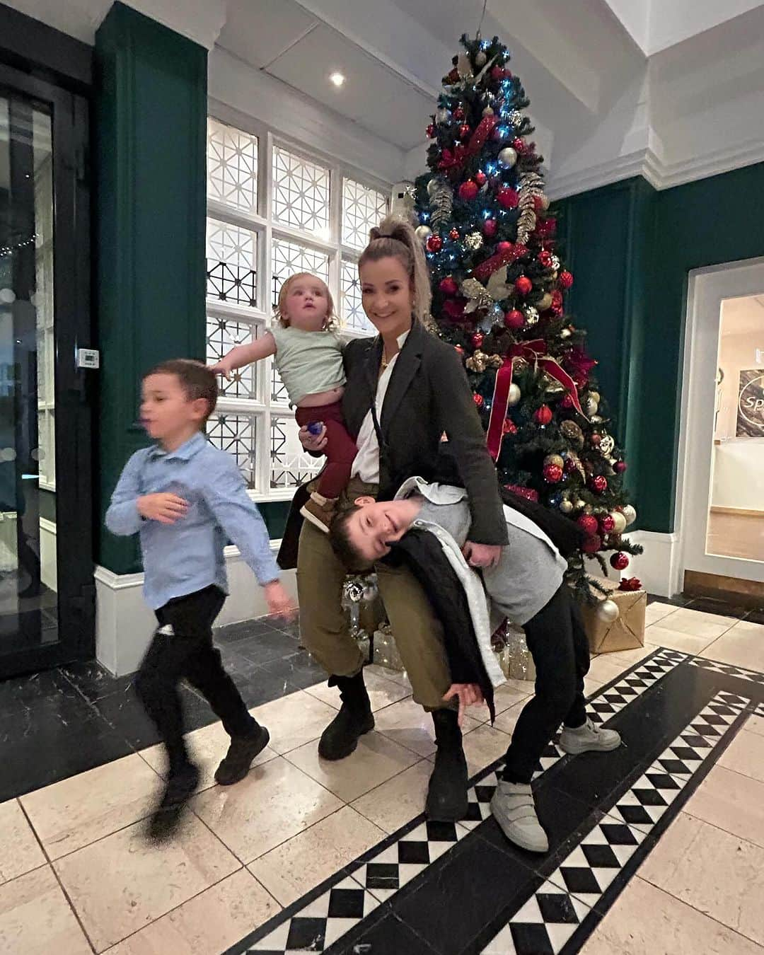 ヘレン・スケルトンのインスタグラム：「Sparkle season ……the season of unrealistic (photographic) expectations….. ps I had a wonderful  childhood only ever saw Santa at playgroup, pretty sure my brother didn’t get new suits for family gatherings and I don’t even think my folks had a camera … just saying 😜🤯😜🥰 #festive #christmas #grateful #chaos」