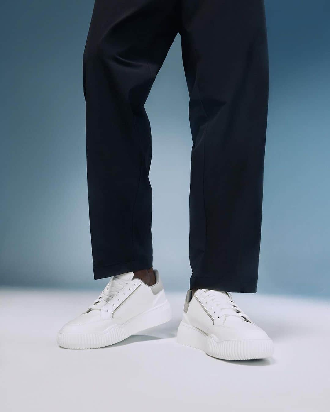 ALDO shoesさんのインスタグラム写真 - (ALDO shoesInstagram)「👟 GIVEAWAY DAY 2 👟 Dress to impress but make it casual with your go-to white sneakers for any holiday fit, Kylian is designed with #ALDOPillowWalk padded insoles for ultimate comfort at any event.   Enter to win your pair:  - Like this post  - Tag a friend  - Be sure to follow @aldo_shoes   Check our stories daily for the next giveaway! #ALDOShoes #Giveaway」12月3日 4時03分 - aldo_shoes