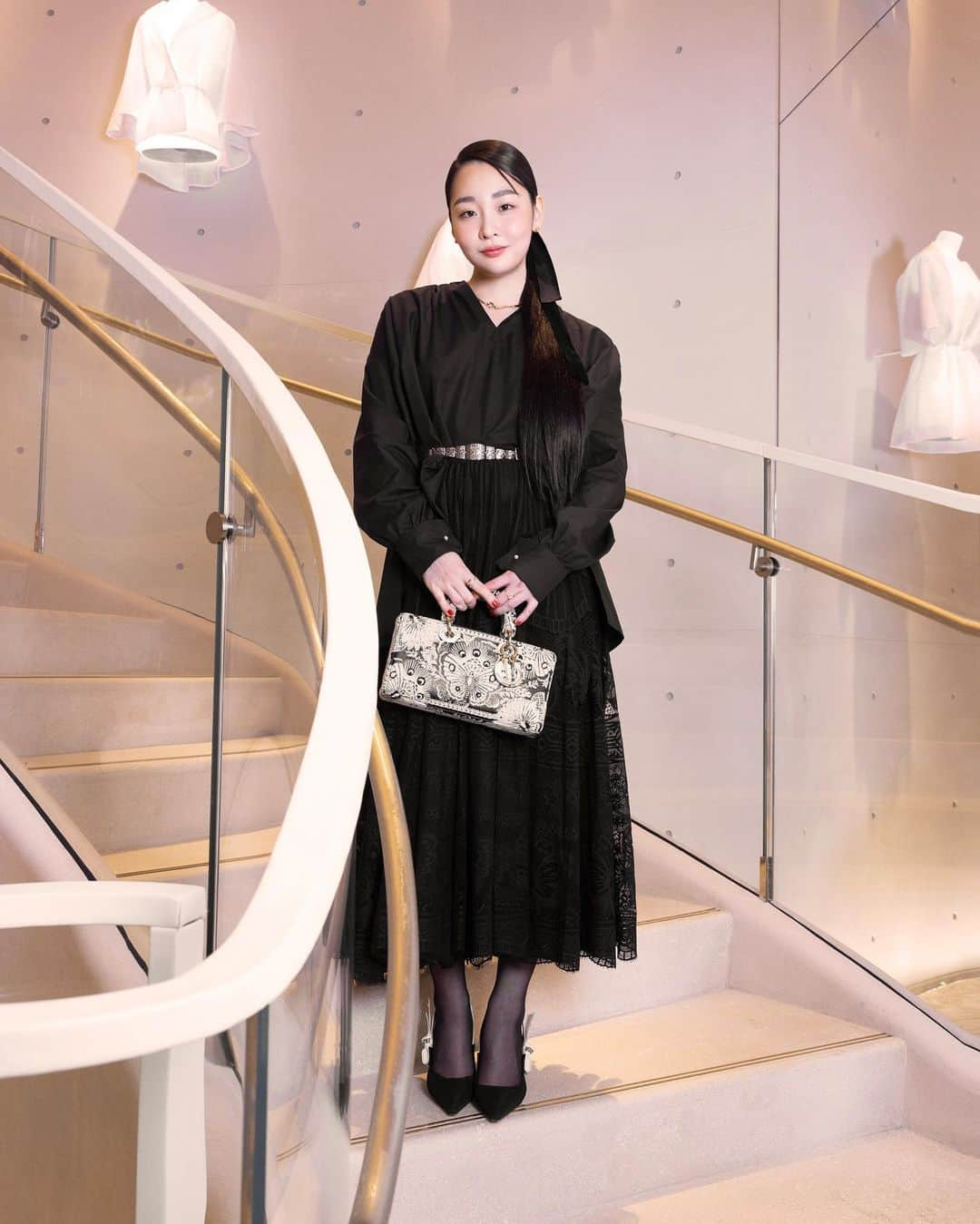 クリスチャンディオールさんのインスタグラム写真 - (クリスチャンディオールInstagram)「Dior ambassador @MinhaKim__ showcases her unique style, working the camera in a #DiorCruise 2024 total look by @MariaGraziaChiuri at the collection launch at the Dior flagship on Canton Road in Hong Kong, attended by a flow of #StarsinDior. © Terence Man」12月3日 4時05分 - dior