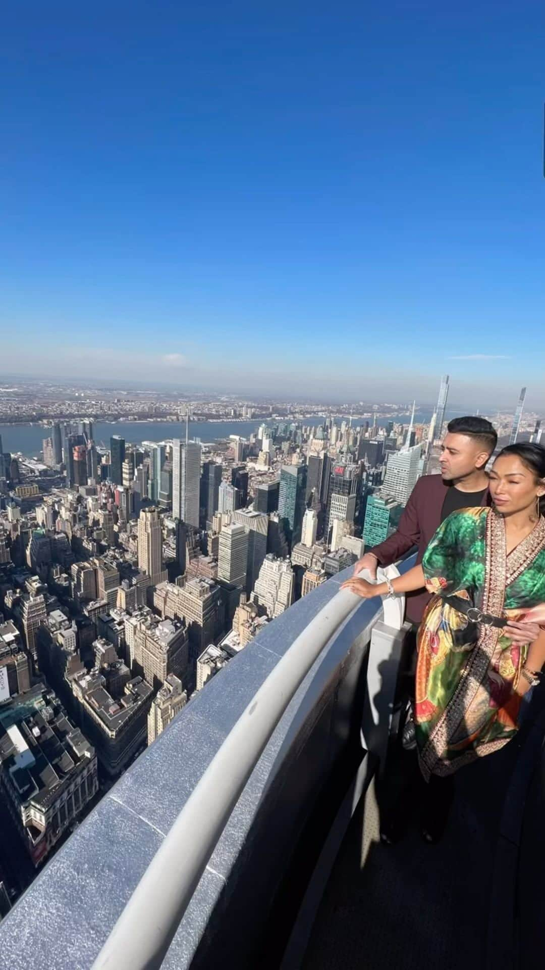 ジェイ・ショーンのインスタグラム：「Super grateful and humbled to be invited to “Light the Empire State Building” for Diwali this year. Beautiful to see the sky lit up orange for Diwali on one of the most iconic buildings in the world! @tharanatalie and I got a really fun private tour and even got to go to the Highest point thru a secret staircase!😝 Thankyou to all at @empirestatebldg and @federationofindianassociations 💫🙏🏽」