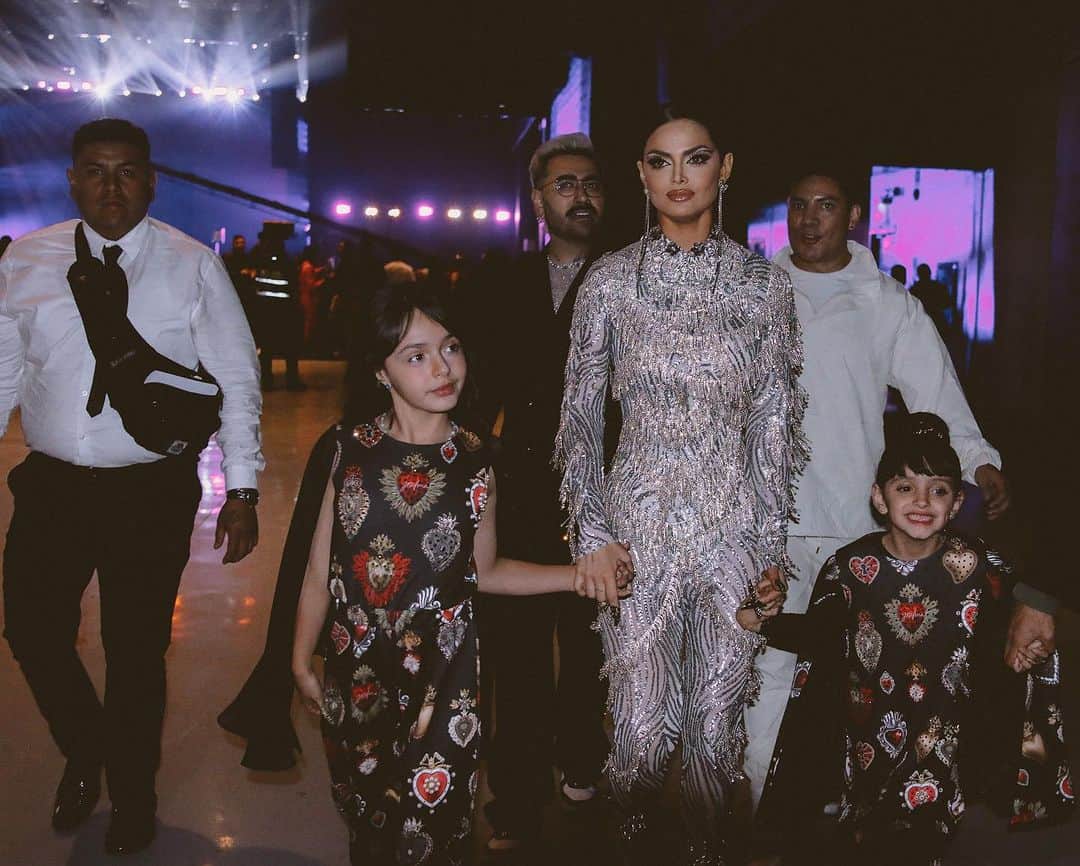 マリソル・ゴンザレスのインスタグラム：「Aquí con mi mayor motivación, mi motor y mi pilar .. Mi familia ❤️  Gracias @vero_solis por los diseños de mis hijas ! Amo que siempre le imprime @josefina_byverosolis un sello mexicano hermoso ❤️. Gracias a mi familia siempre ! #fotos @jorge_pv」