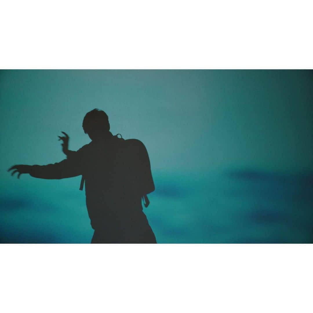 ジョルジオアルマーニのインスタグラム：「Season’s vibes    Director @sansdieu Stylist @marcgoehring」