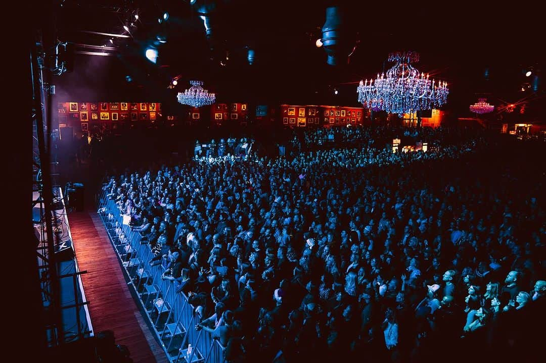 グー・グー・ドールズさんのインスタグラム写真 - (グー・グー・ドールズInstagram)「A solo acoustic performance from @johnrzeznikggd last night in Denver.   @alice1059 @audacy  📷: @jordanaltergott」12月3日 4時25分 - googoodollsofficial