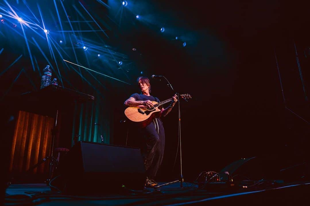 グー・グー・ドールズさんのインスタグラム写真 - (グー・グー・ドールズInstagram)「A solo acoustic performance from @johnrzeznikggd last night in Denver.   @alice1059 @audacy  📷: @jordanaltergott」12月3日 4時25分 - googoodollsofficial