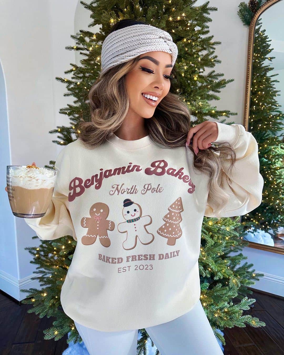 リアン Vさんのインスタグラム写真 - (リアン VInstagram)「Sweater weather 🤍 New @shoplianev Gingerbread sweaters! Shop now to get in time for the Holidays!🎄🎁」12月3日 4時34分 - lianev