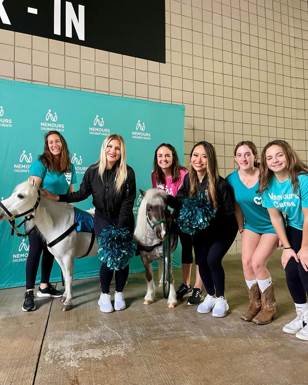 本田景子のインスタグラム：「Great morning with @nemours today!!🐴🩷  #nflcheerleaders #jaguars #jacksonville #florida #ジャガーズ #本田景子 #keikohonda #nemours」