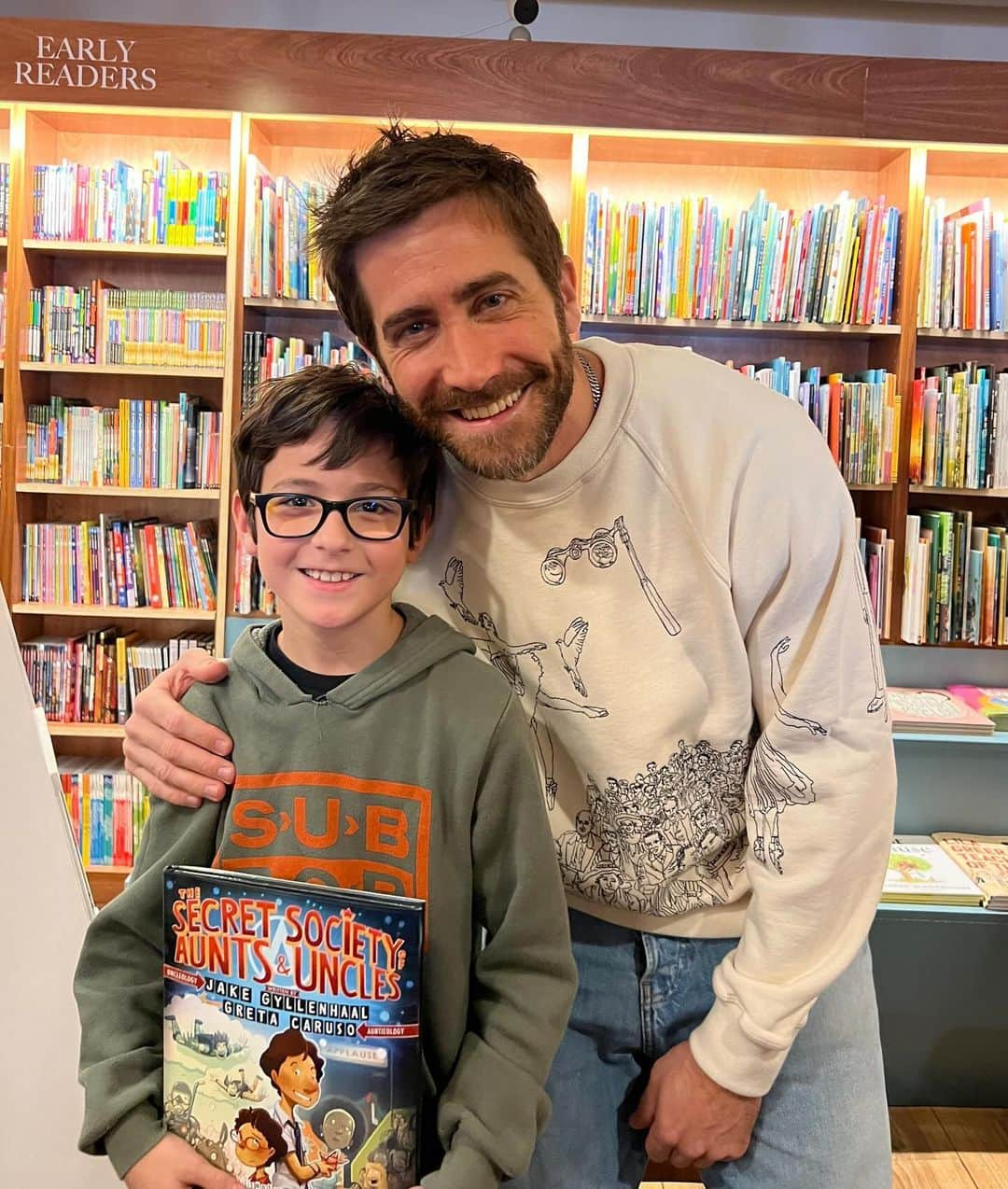 ジェイク・ジレンホールさんのインスタグラム写真 - (ジェイク・ジレンホールInstagram)「Thank you to all the Aunts, Uncles, Nieces & Nephews who came out to the reading at @mcnallyjackson today —You are now officially members of The Secret Society of Aunts & Uncles! #thesecretsocietyofauntsanduncles」12月3日 4時50分 - jakegyllenhaal