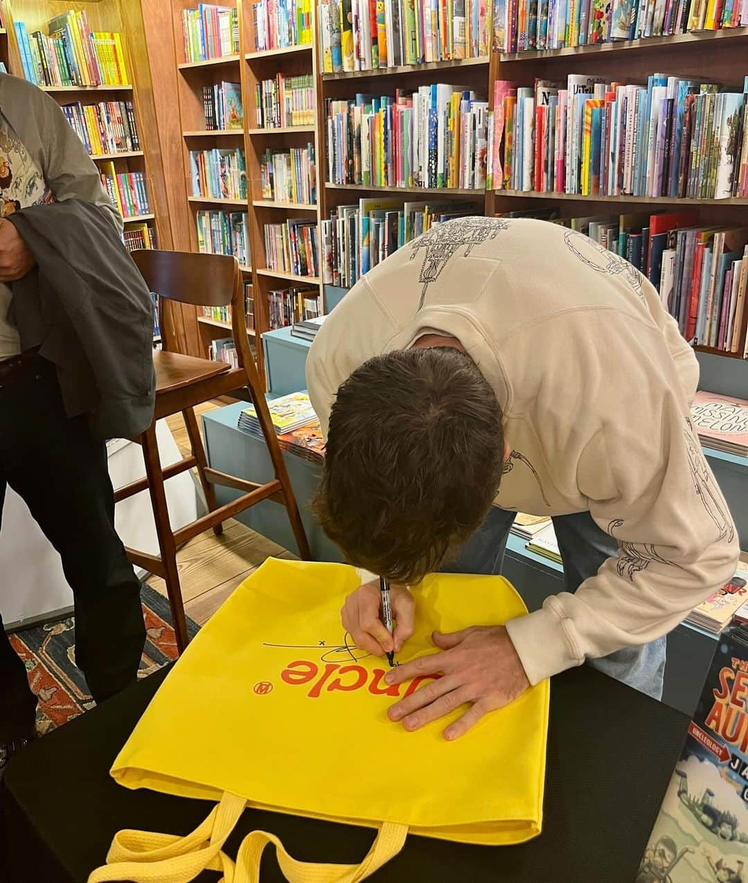 ジェイク・ジレンホールさんのインスタグラム写真 - (ジェイク・ジレンホールInstagram)「Thank you to all the Aunts, Uncles, Nieces & Nephews who came out to the reading at @mcnallyjackson today —You are now officially members of The Secret Society of Aunts & Uncles! #thesecretsocietyofauntsanduncles」12月3日 4時50分 - jakegyllenhaal