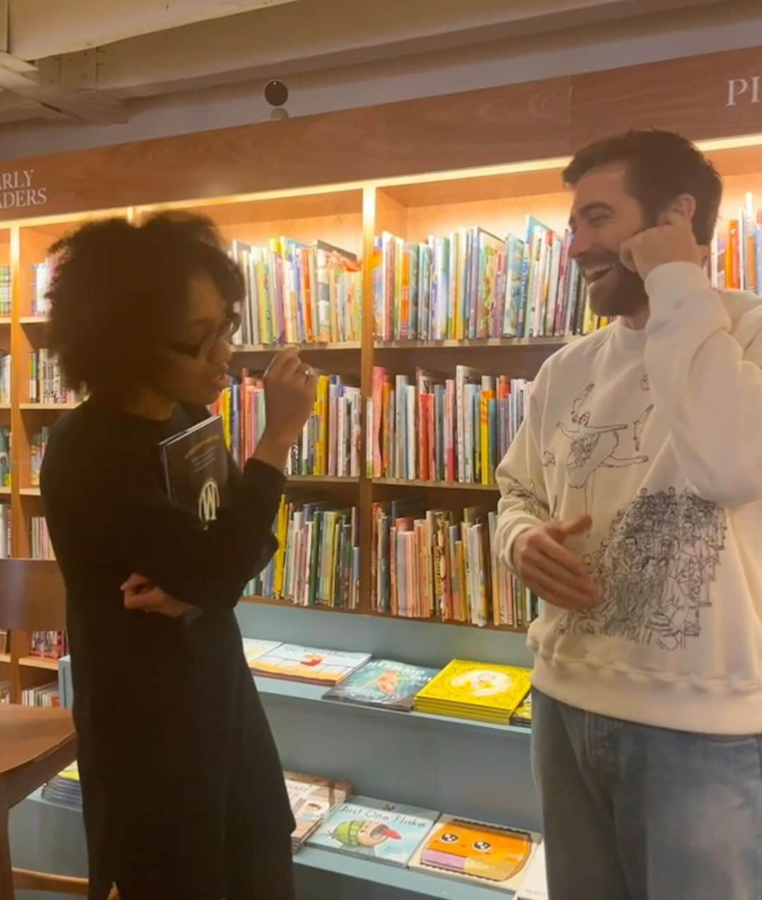 ジェイク・ジレンホールさんのインスタグラム写真 - (ジェイク・ジレンホールInstagram)「Thank you to all the Aunts, Uncles, Nieces & Nephews who came out to the reading at @mcnallyjackson today —You are now officially members of The Secret Society of Aunts & Uncles! #thesecretsocietyofauntsanduncles」12月3日 4時50分 - jakegyllenhaal