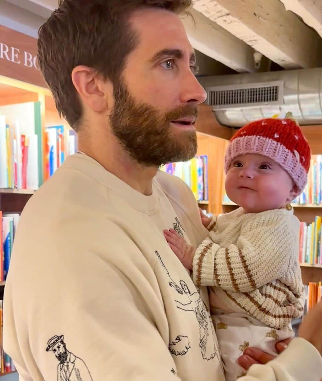 ジェイク・ジレンホールのインスタグラム：「Thank you to all the Aunts, Uncles, Nieces & Nephews who came out to the reading at @mcnallyjackson today —You are now officially members of The Secret Society of Aunts & Uncles! #thesecretsocietyofauntsanduncles」