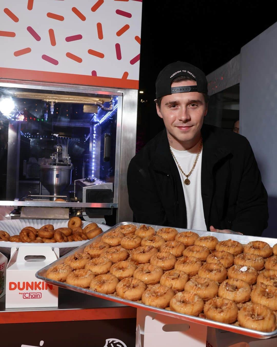 ブルックリン・ベッカムのインスタグラム：「Great time at ChainFest and even better time with @dunkin #dunkinpartner」