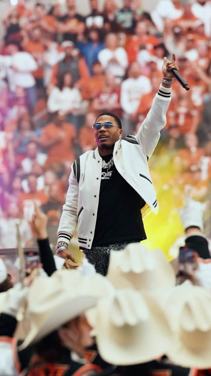 ネリーのインスタグラム：「Had to throw down with our guy at halftime 🎵」