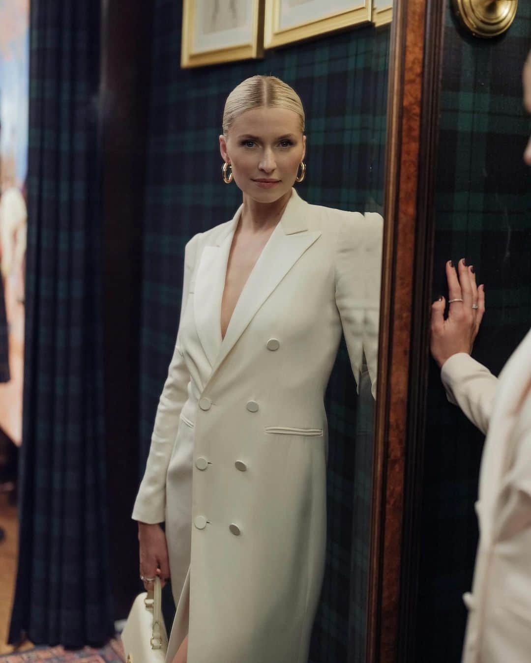 Ralph Laurenさんのインスタグラム写真 - (Ralph LaurenInstagram)「A festive evening with #RalphLauren and #KaDeWe Berlin.   This month, the World of Ralph Lauren transforms Berlin’s luxury department store with a special #RLHoliday pop-up experience, decorated with elegant window settings and vignettes. For the launch, guests joined us inside KaDeWe for seasonal treats and cocktails inspired by @ralphscoffee.  Here, #LenaGercke, #AndreSchurrle, #AnnaSchurrle, #MillaneFriesen, #RabeaSchif, #KimHnizdo, and #MoritzHau are photographed next to the Ralph Lauren Giving Tree, debuted in honor of The German Cancer Research Center.」12月3日 5時02分 - ralphlauren