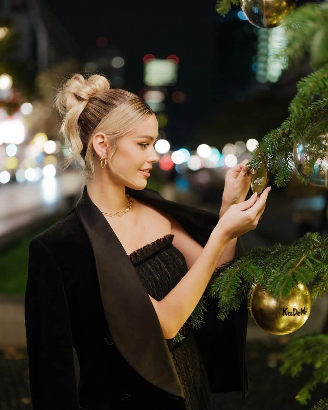Ralph Laurenさんのインスタグラム写真 - (Ralph LaurenInstagram)「A festive evening with #RalphLauren and #KaDeWe Berlin.   This month, the World of Ralph Lauren transforms Berlin’s luxury department store with a special #RLHoliday pop-up experience, decorated with elegant window settings and vignettes. For the launch, guests joined us inside KaDeWe for seasonal treats and cocktails inspired by @ralphscoffee.  Here, #LenaGercke, #AndreSchurrle, #AnnaSchurrle, #MillaneFriesen, #RabeaSchif, #KimHnizdo, and #MoritzHau are photographed next to the Ralph Lauren Giving Tree, debuted in honor of The German Cancer Research Center.」12月3日 5時02分 - ralphlauren