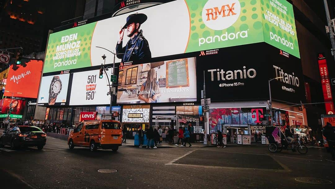 エデン・ムーニョさんのインスタグラム写真 - (エデン・ムーニョInstagram)「#ComoEnLosViejosTiempos suena en Times Square de N.Y. 🗽 Gracias a nuestros amigos de @pandora por todo el apoyo que nos dan 🫡❤️ les dejo el link en mis stories」12月3日 5時16分 - edenmunoz