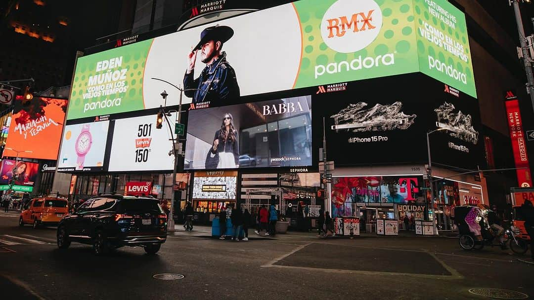 エデン・ムーニョさんのインスタグラム写真 - (エデン・ムーニョInstagram)「#ComoEnLosViejosTiempos suena en Times Square de N.Y. 🗽 Gracias a nuestros amigos de @pandora por todo el apoyo que nos dan 🫡❤️ les dejo el link en mis stories」12月3日 5時16分 - edenmunoz