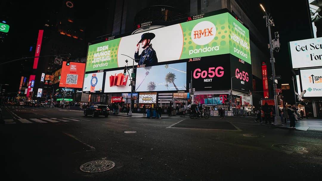 エデン・ムーニョさんのインスタグラム写真 - (エデン・ムーニョInstagram)「#ComoEnLosViejosTiempos suena en Times Square de N.Y. 🗽 Gracias a nuestros amigos de @pandora por todo el apoyo que nos dan 🫡❤️ les dejo el link en mis stories」12月3日 5時16分 - edenmunoz