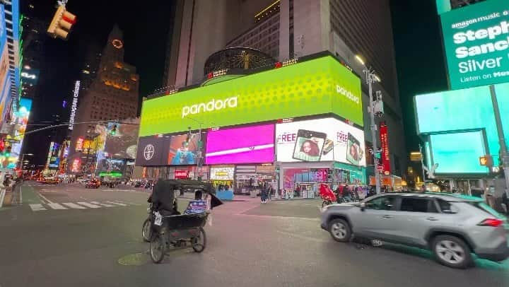 エデン・ムーニョのインスタグラム：「#ComoEnLosViejosTiempos suena en Times Square de N.Y. 🗽 Gracias a nuestros amigos de @pandora por todo el apoyo que nos dan 🫡❤️ les dejo el link en mis stories」