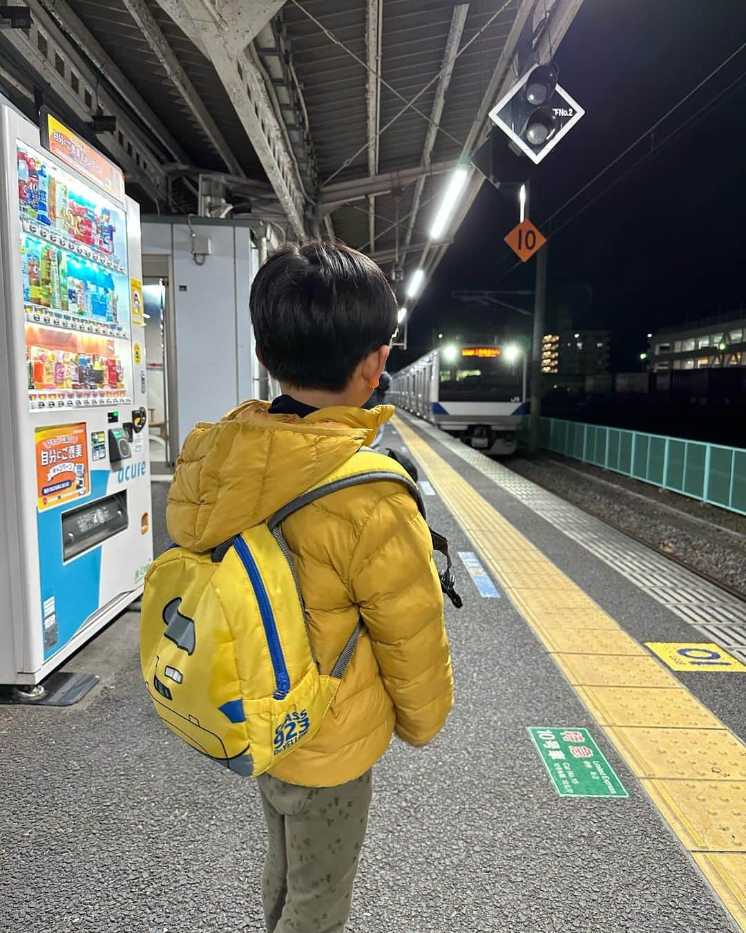 青山大人さんのインスタグラム写真 - (青山大人Instagram)「昨日午後は久々に長男とお出かけ。電車とバスを乗り継ぎ、水戸アダストリアアリーナで初の茨城ロボッツ観戦。親子で大興奮‼️ロボッツ観戦、是非お勧めです。試合前には國井大洗町長も登場。#茨城ロボッツ #ロボッツ　#大洗 #茨城 #茨城6区 #石岡 #石岡市 #かすみがうら #かすみがうら市 #土浦 #土浦市 #つくば #つくば市 #つくばみらい #つくばみらい市」12月3日 5時28分 - aoyamayamato