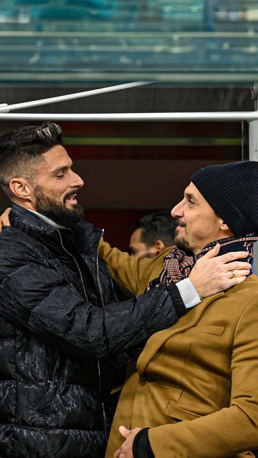 ズラタン・イブラヒモビッチのインスタグラム：「🔝 class in the stands 🔴⚫️  #MilanFrosinone #SempreMilan」