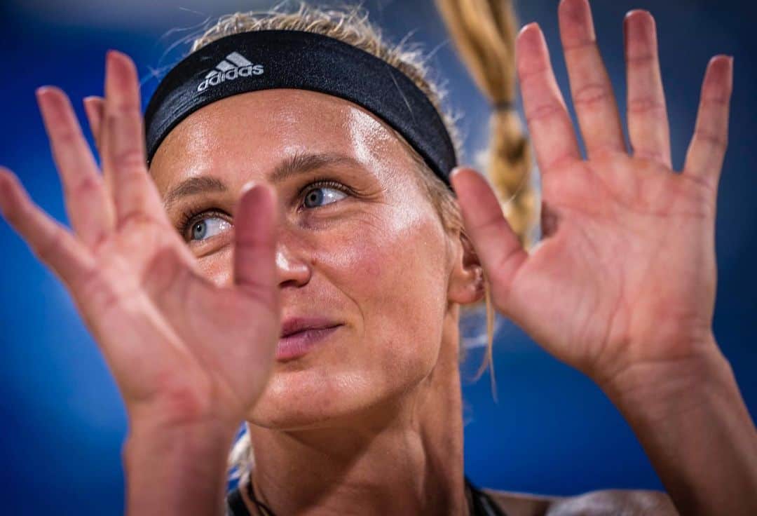 マルガレーテ・コズーフのインスタグラム：「Hi ihr Lieben,  Schon lange habe ich kein offizielles Sportbild gepostet. Irgendwie war der Leistungssport sehr weit weg und nach ein paar körperlichen Angelegenheiten ruft mich der Sport wieder. Wenn auch erstmal nicht auf einer hohen Leistungsebene, so bleibe ich die nächsten Monate erstmal bei ein wenig mehr Bewegung. Etwas Krafttraining, Stabi, Yoga, Laufen sind auf dem Plan. Und vielleicht kommt bald auch ein wenig mehr Balltraining hinzu.  Ich freue mich auf die nächsten Wochen.  Liebe Grüße aus dem winterlichen Italien ❄️ #sport #volleyball #beachvolleyball 📸 #Olympia」