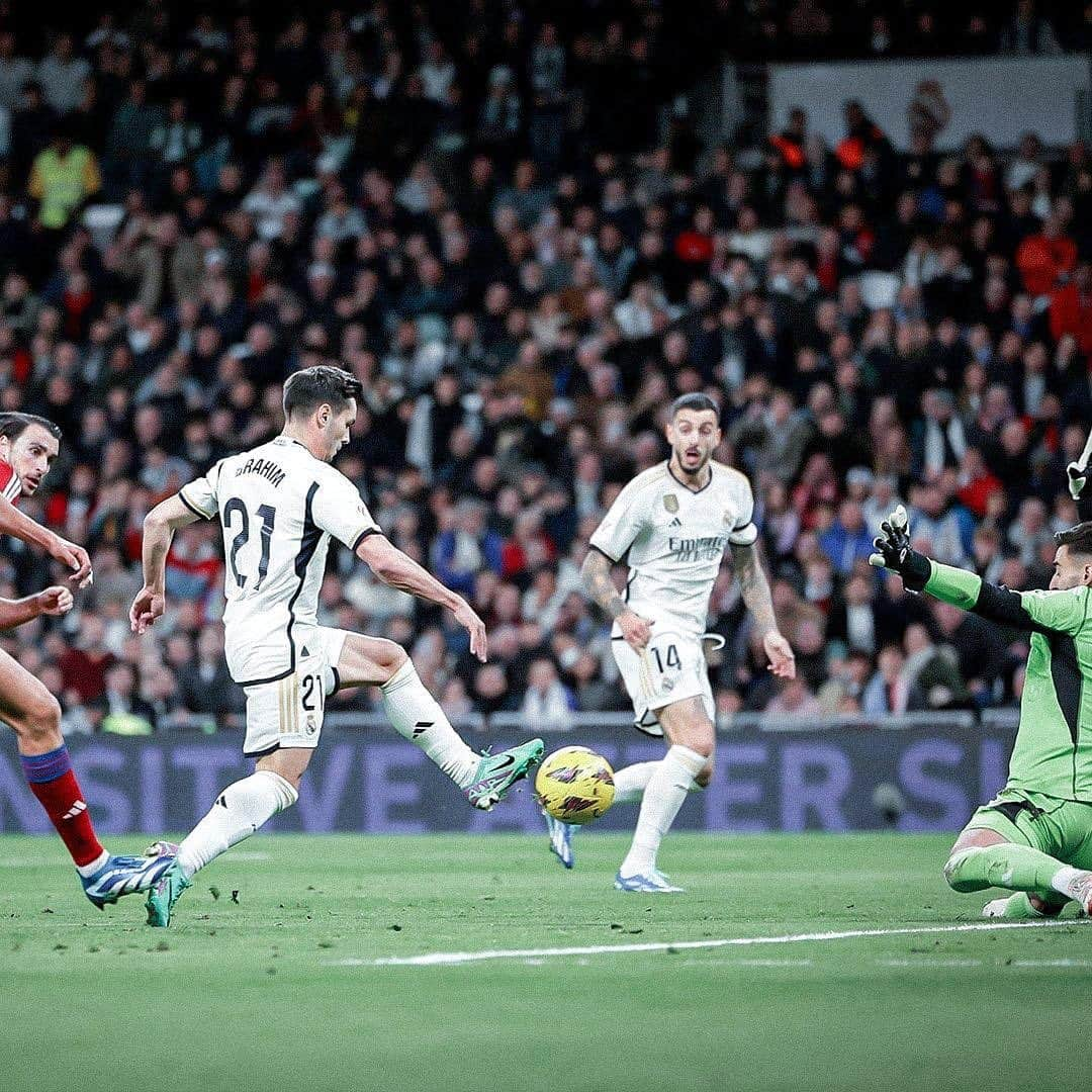 ブラヒム・ディアスさんのインスタグラム写真 - (ブラヒム・ディアスInstagram)「🤷🏻‍♂️⚽️ ¡Gran noche junto a vosotros en el Bernabéu! ¡Gracias, afición!   #HalaMadrid 🤍🤍」12月3日 6時02分 - brahim