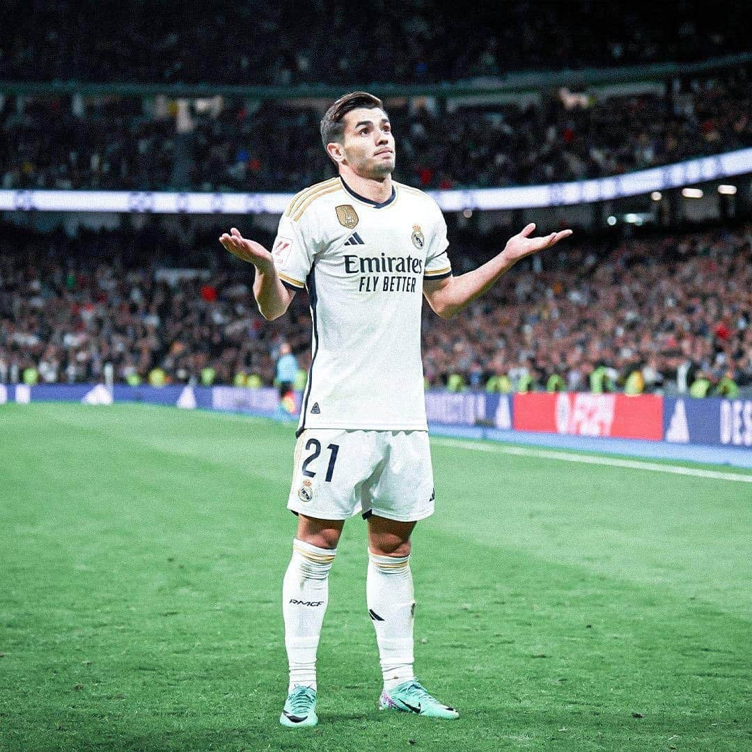 ブラヒム・ディアスのインスタグラム：「🤷🏻‍♂️⚽️ ¡Gran noche junto a vosotros en el Bernabéu! ¡Gracias, afición!   #HalaMadrid 🤍🤍」