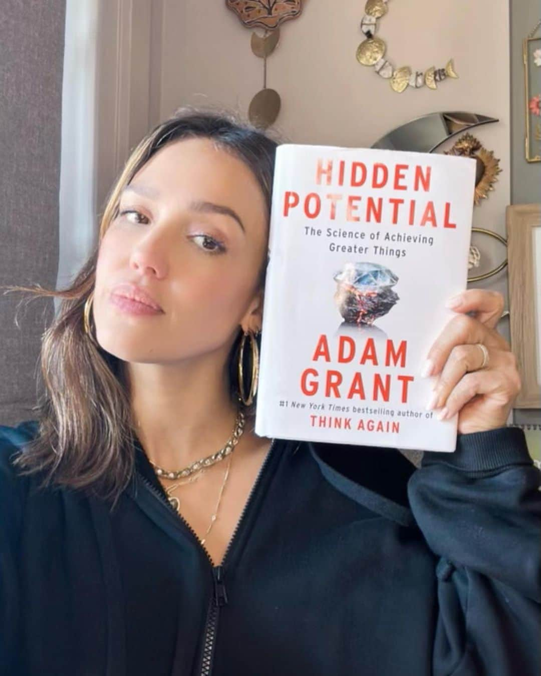 ジェシカ・アルバのインスタグラム：「#SmallBusinessSaturday x gift guide edition 🎁 Feauturing gifting ideas for the man in your life - whether you’re shopping for your boo, BFF, brother, uncle, co-worker - this round up has something for everyone!   @adamgrant @staycourant @hedleyandbennett @claseazulofficial @paravel @malbongolf @pairofthieves @cozyearth @ouraring   Check ‘em out and drop your fave brands or other gifting ideas below 👇🏽 🤍」