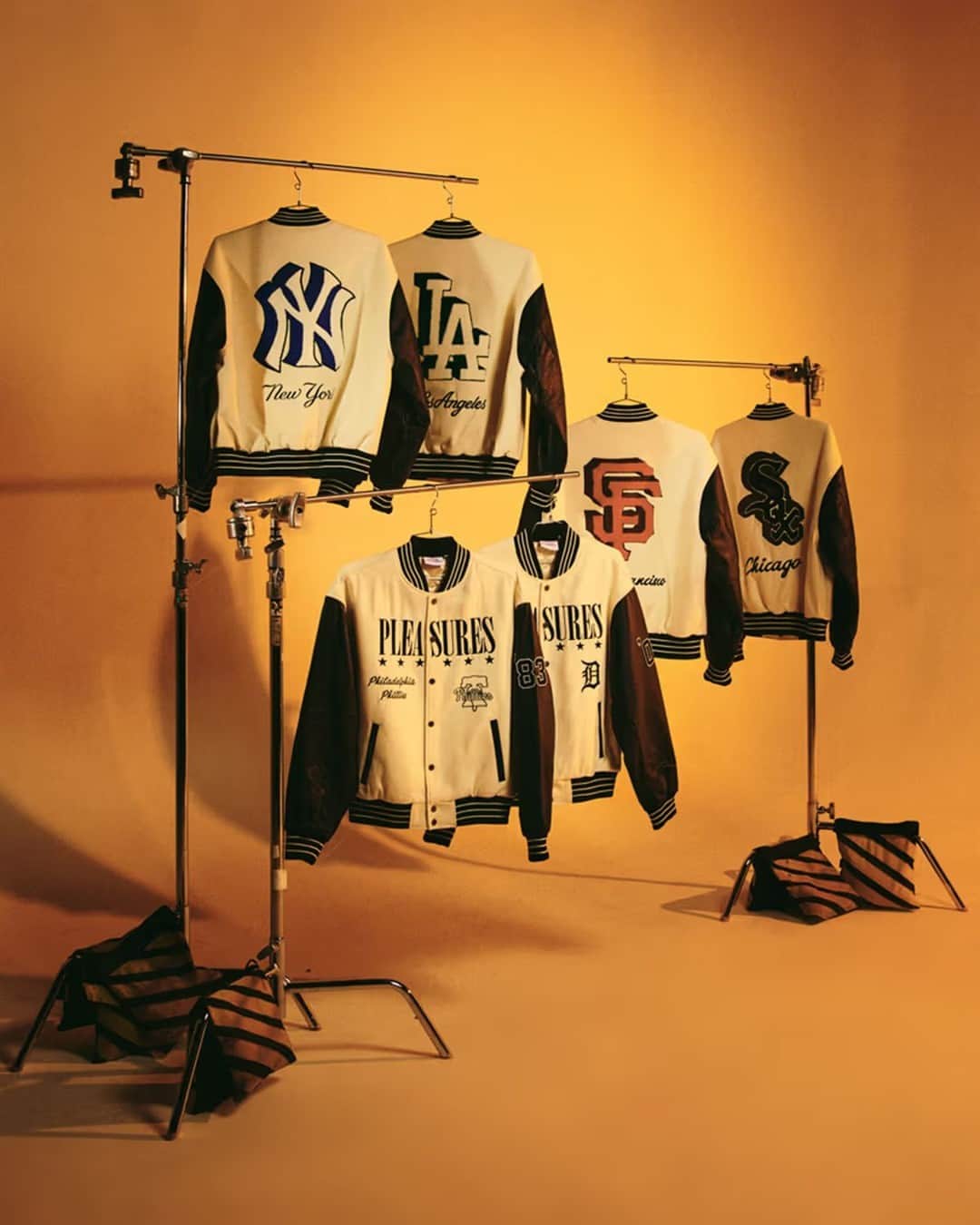HYPEBEASTさんのインスタグラム写真 - (HYPEBEASTInstagram)「After unveiling an initial collaborative collection back in August, @pleasures, the @mlb and @fanatics are running it back. Expanding upon the first installment, this second delivery boasts 29 pieces for a handful of MLB teams including the San Francisco Giants, the New York Yankees, the Chicago White Sox, the Los Angeles Dodgers the Chicago Cubs, the New York Mets and the Philadelphia Phillies.⁠ ⁠ Apparel spans sporty outerwear – tracksuits and varsity leather jackets – as well as knitwear and fleece winter essentials. Available in two vibrant colorways, printed cardigans feature fuzzy silhouettes, each complete with a white team logo patch on the left side. Elsewhere, pinstriped denim pants feature team logo patches embroidered on the back pocket.⁠ ⁠ Shop the collection now at select MLB ballparks, as well as on PLEASURES, MLB, and Fanatics’ websites.⁠ Photo: PLEASURES」12月3日 6時15分 - hypebeast