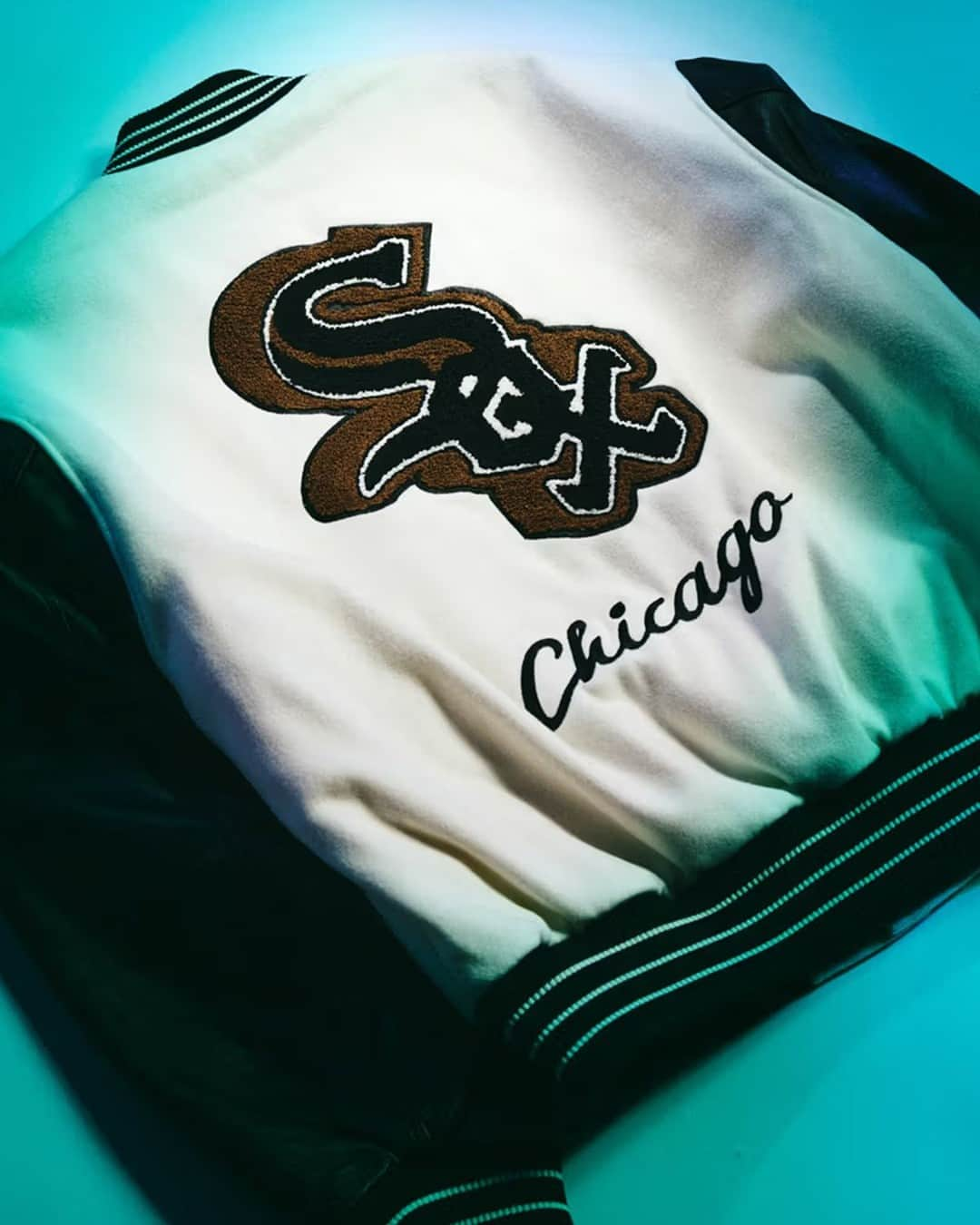 HYPEBEASTさんのインスタグラム写真 - (HYPEBEASTInstagram)「After unveiling an initial collaborative collection back in August, @pleasures, the @mlb and @fanatics are running it back. Expanding upon the first installment, this second delivery boasts 29 pieces for a handful of MLB teams including the San Francisco Giants, the New York Yankees, the Chicago White Sox, the Los Angeles Dodgers the Chicago Cubs, the New York Mets and the Philadelphia Phillies.⁠ ⁠ Apparel spans sporty outerwear – tracksuits and varsity leather jackets – as well as knitwear and fleece winter essentials. Available in two vibrant colorways, printed cardigans feature fuzzy silhouettes, each complete with a white team logo patch on the left side. Elsewhere, pinstriped denim pants feature team logo patches embroidered on the back pocket.⁠ ⁠ Shop the collection now at select MLB ballparks, as well as on PLEASURES, MLB, and Fanatics’ websites.⁠ Photo: PLEASURES」12月3日 6時15分 - hypebeast