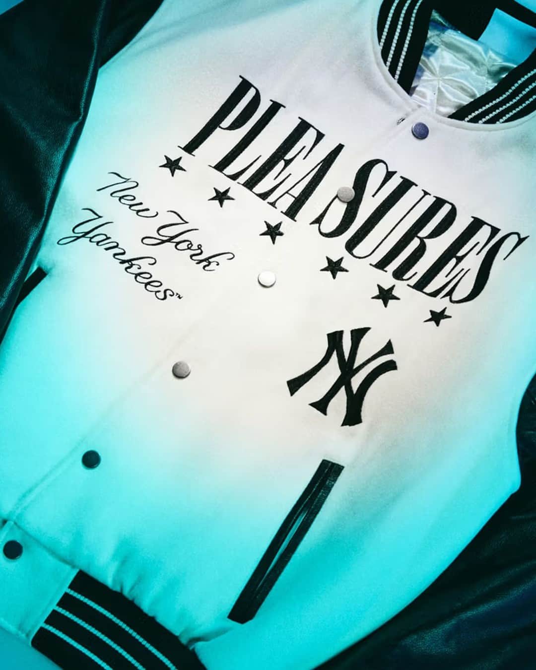 HYPEBEASTのインスタグラム：「After unveiling an initial collaborative collection back in August, @pleasures, the @mlb and @fanatics are running it back. Expanding upon the first installment, this second delivery boasts 29 pieces for a handful of MLB teams including the San Francisco Giants, the New York Yankees, the Chicago White Sox, the Los Angeles Dodgers the Chicago Cubs, the New York Mets and the Philadelphia Phillies.⁠ ⁠ Apparel spans sporty outerwear – tracksuits and varsity leather jackets – as well as knitwear and fleece winter essentials. Available in two vibrant colorways, printed cardigans feature fuzzy silhouettes, each complete with a white team logo patch on the left side. Elsewhere, pinstriped denim pants feature team logo patches embroidered on the back pocket.⁠ ⁠ Shop the collection now at select MLB ballparks, as well as on PLEASURES, MLB, and Fanatics’ websites.⁠ Photo: PLEASURES」