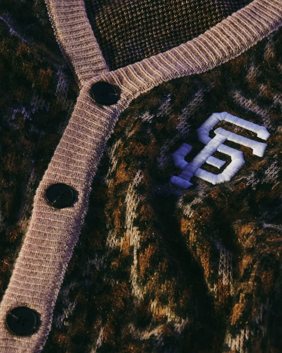 HYPEBEASTさんのインスタグラム写真 - (HYPEBEASTInstagram)「After unveiling an initial collaborative collection back in August, @pleasures, the @mlb and @fanatics are running it back. Expanding upon the first installment, this second delivery boasts 29 pieces for a handful of MLB teams including the San Francisco Giants, the New York Yankees, the Chicago White Sox, the Los Angeles Dodgers the Chicago Cubs, the New York Mets and the Philadelphia Phillies.⁠ ⁠ Apparel spans sporty outerwear – tracksuits and varsity leather jackets – as well as knitwear and fleece winter essentials. Available in two vibrant colorways, printed cardigans feature fuzzy silhouettes, each complete with a white team logo patch on the left side. Elsewhere, pinstriped denim pants feature team logo patches embroidered on the back pocket.⁠ ⁠ Shop the collection now at select MLB ballparks, as well as on PLEASURES, MLB, and Fanatics’ websites.⁠ Photo: PLEASURES」12月3日 6時15分 - hypebeast